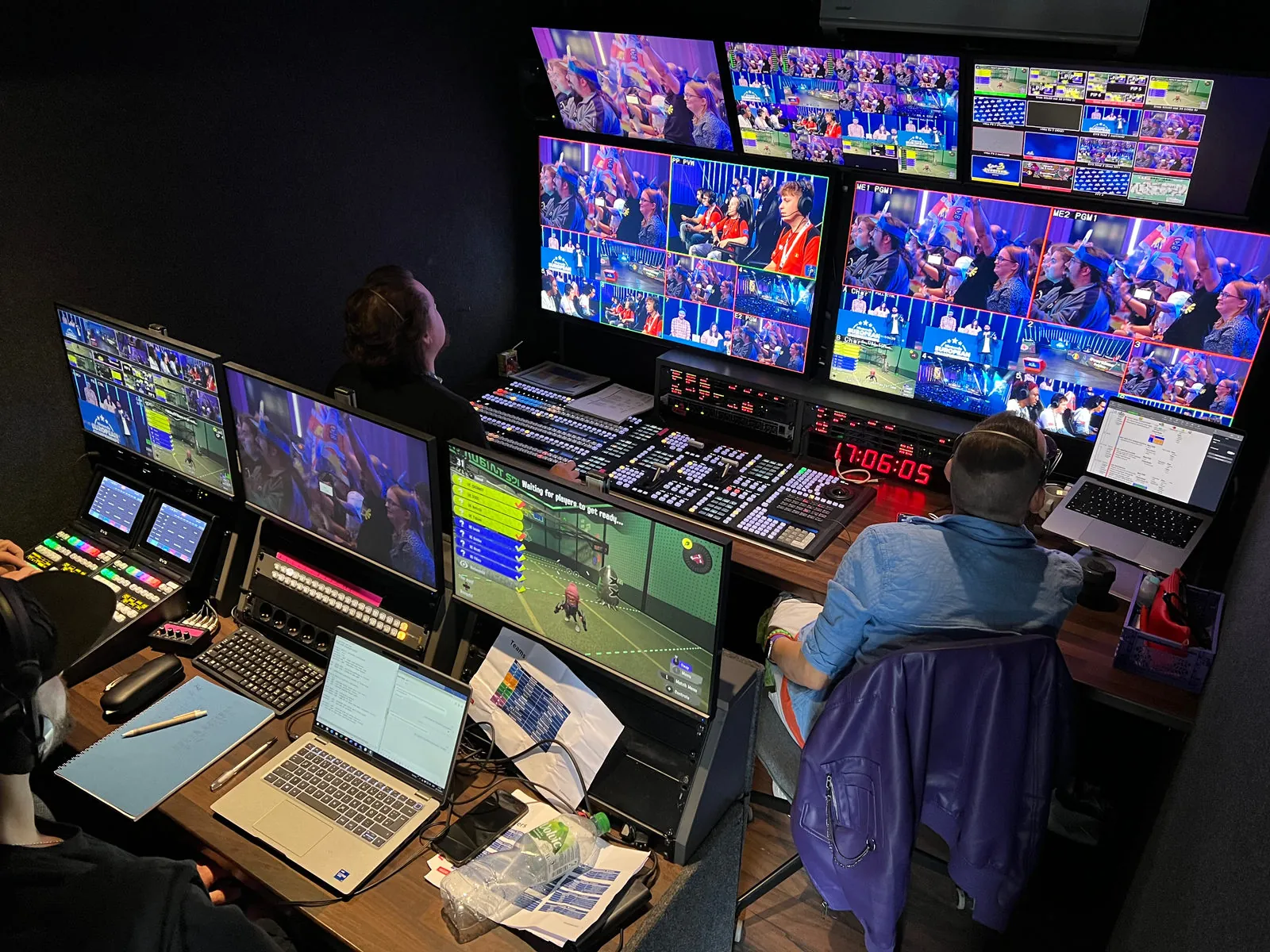 Liveregie mit Monitorwand, Bildmischer und Crew am Pult