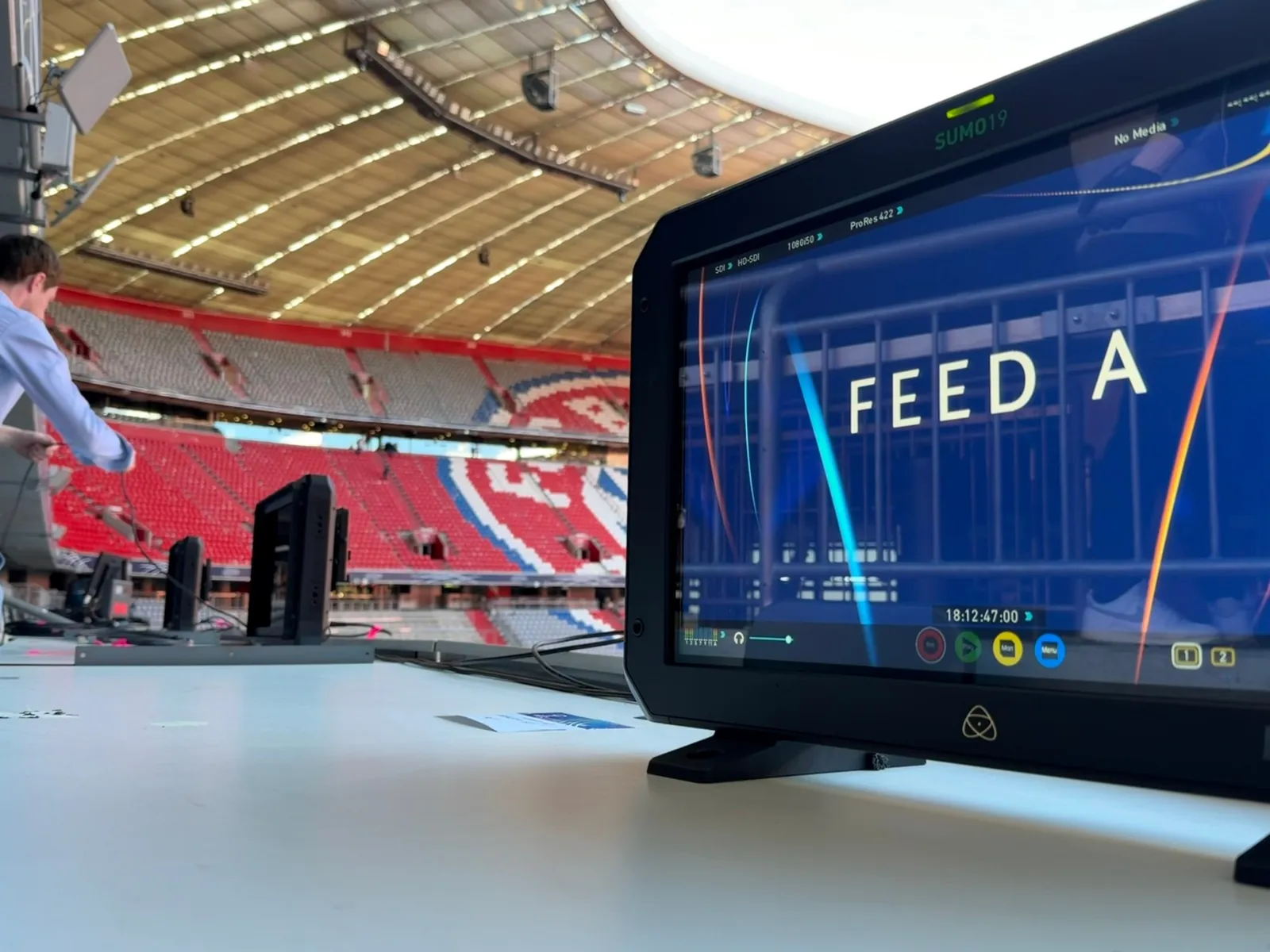 Kontrollmonitor mit dem World Feed „FEED A“ auf der Kameraposition im Stadion