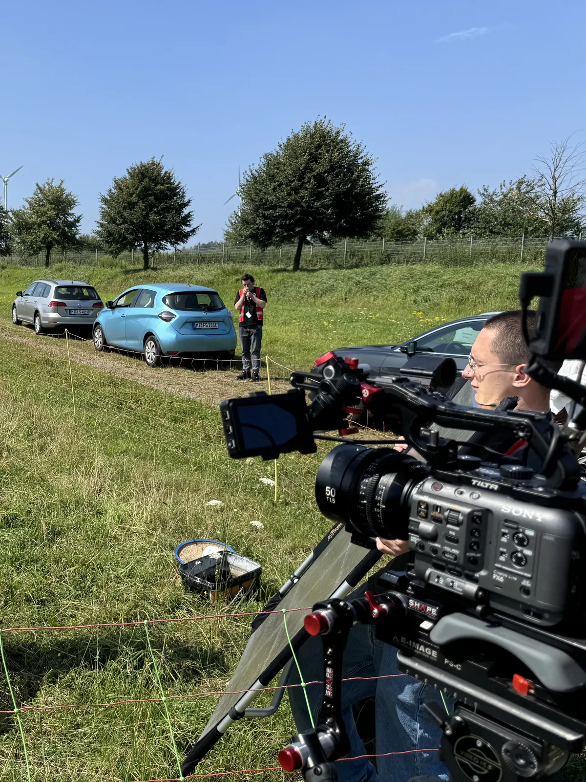 Sony FX6 mit Kontrollmonitor beim Außendreh, dahinter der Kameramann