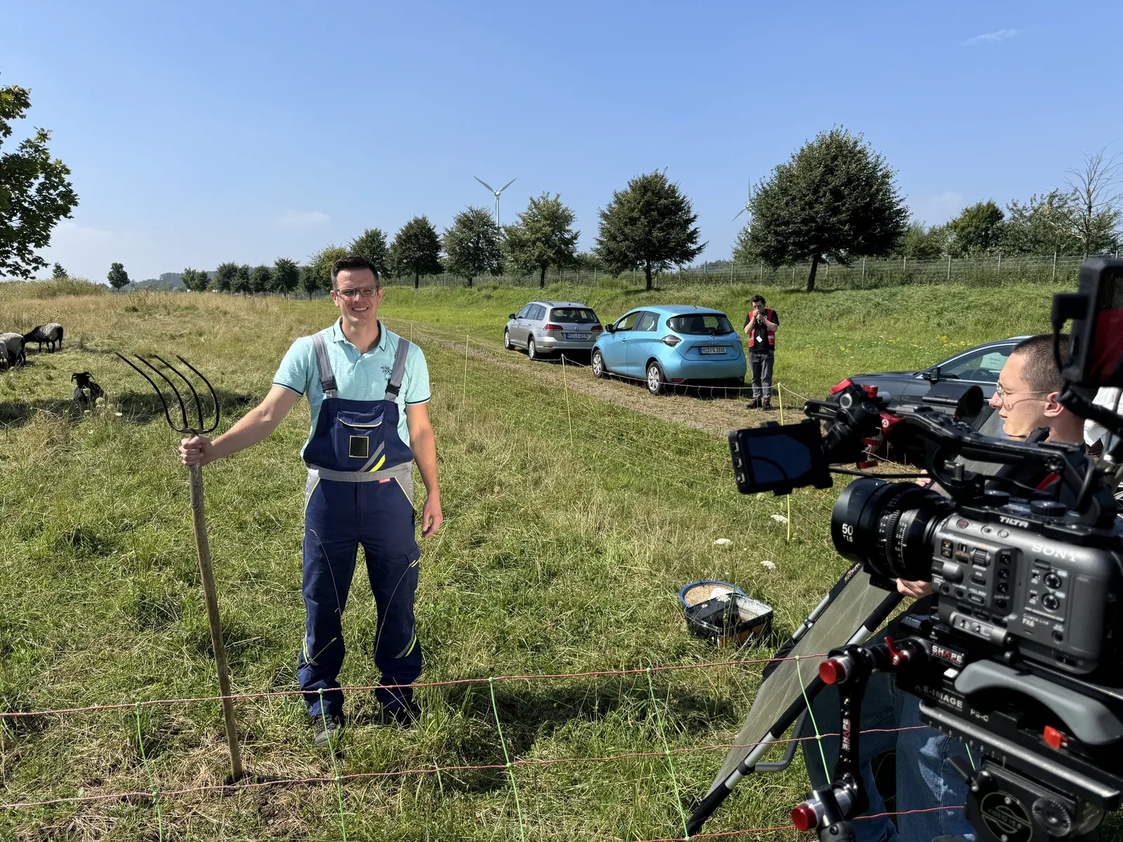 Außendreh auf einer Schafweide: Protagonist mit Mistgabel, rechts die Sony FX6 mit Kontrollmonitor