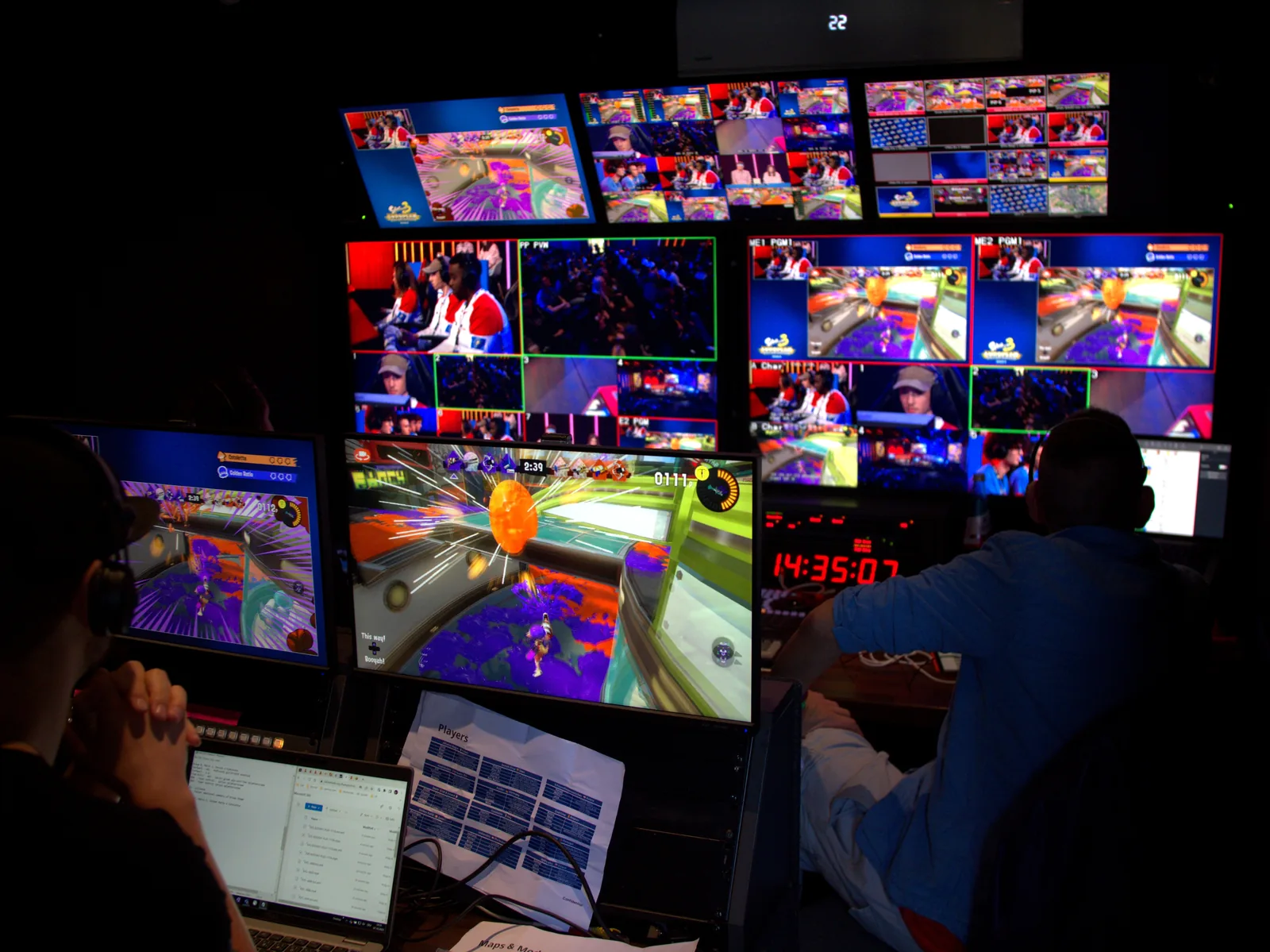 Bildregie einer E-Sport-Übertragung: Monitorwand mit Spielbild und Kameras, davor Regie und Operator