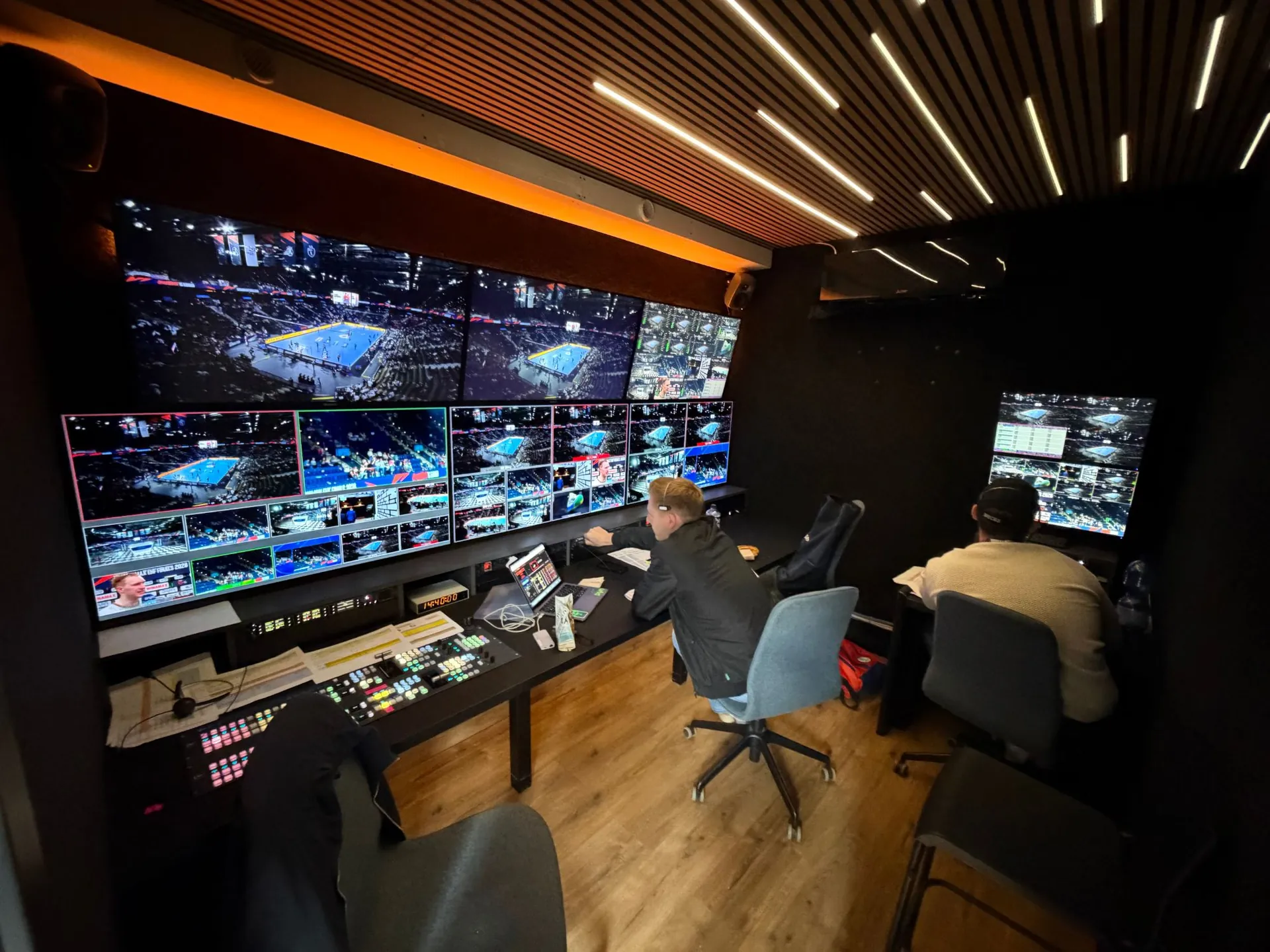 Bildregie des HD2 während einer Handball-Übertragung: Regisseur und Bildmischer vor der Monitorwand
