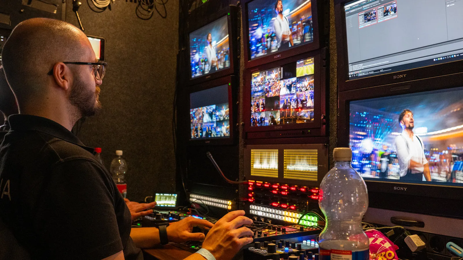 Zweiter Regieplatz beim Grandjam: Operator vor Multiviewer und Bedienpult