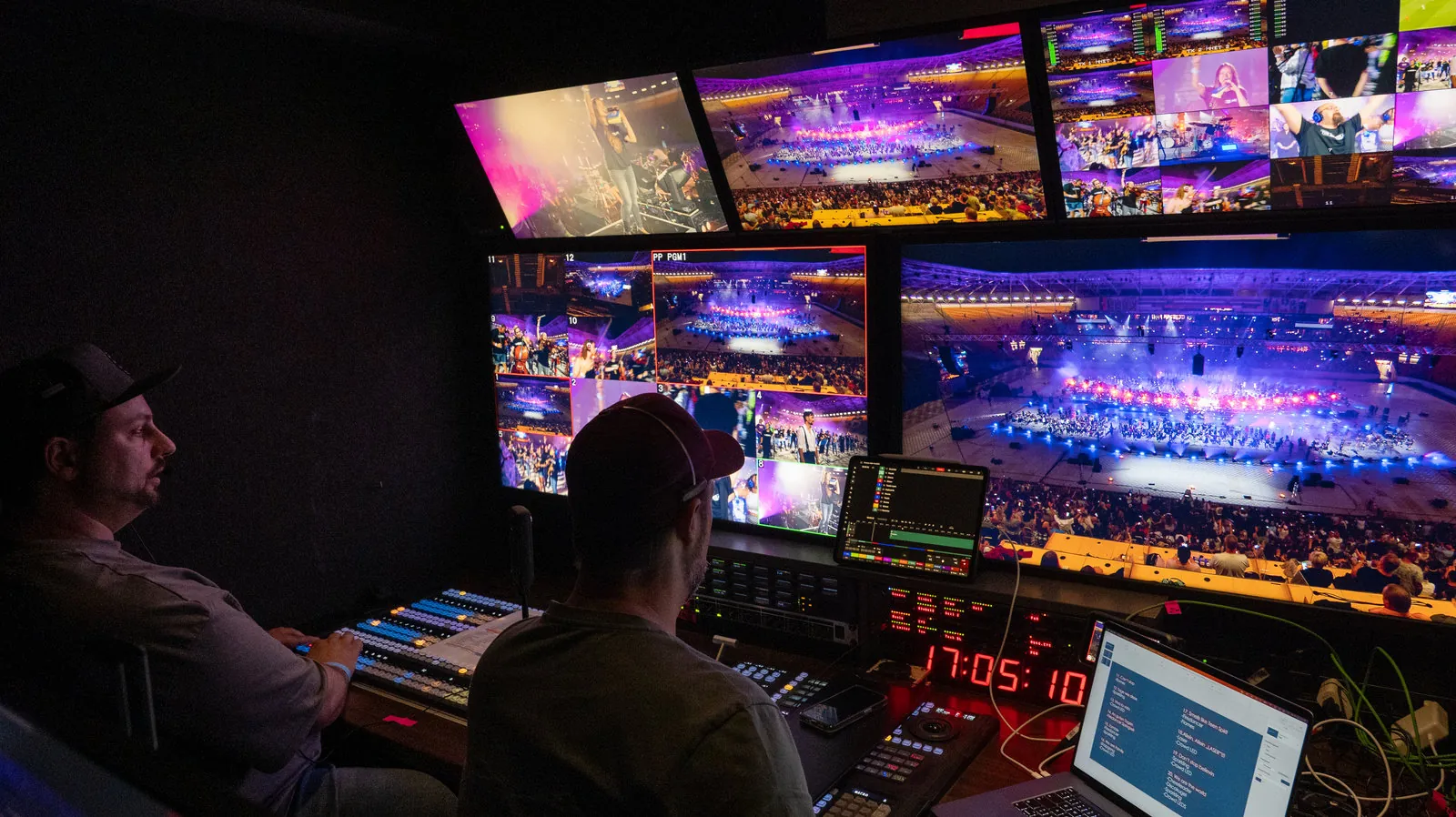 Bildregie im Übertragungswagen beim Grandjam: Monitorwand mit der vollen Halle, Regisseur und Bildmischer