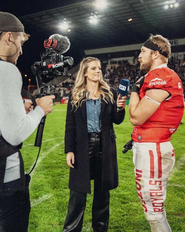 Gimbal-Kamera beim Interview mit einem Footballspieler