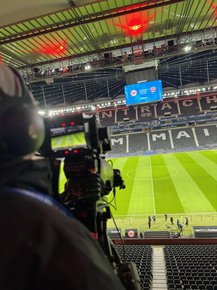 Kamera auf der Tribüne mit Blick ins Stadion