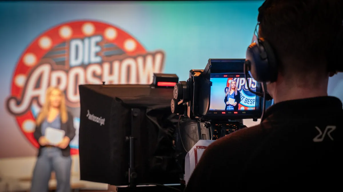 Kamerateam vor der Showbühne der ApoShow
