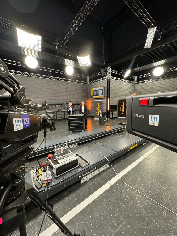 Webcast-Studio mit Kameras und Lichtaufbau
