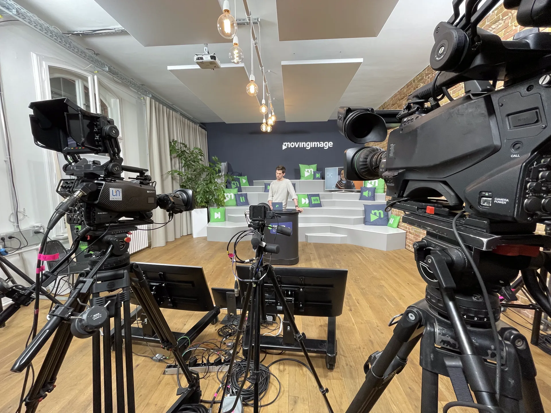 Webcast-Studio mit mehreren Kameras und Teleprompter vor der Bühne